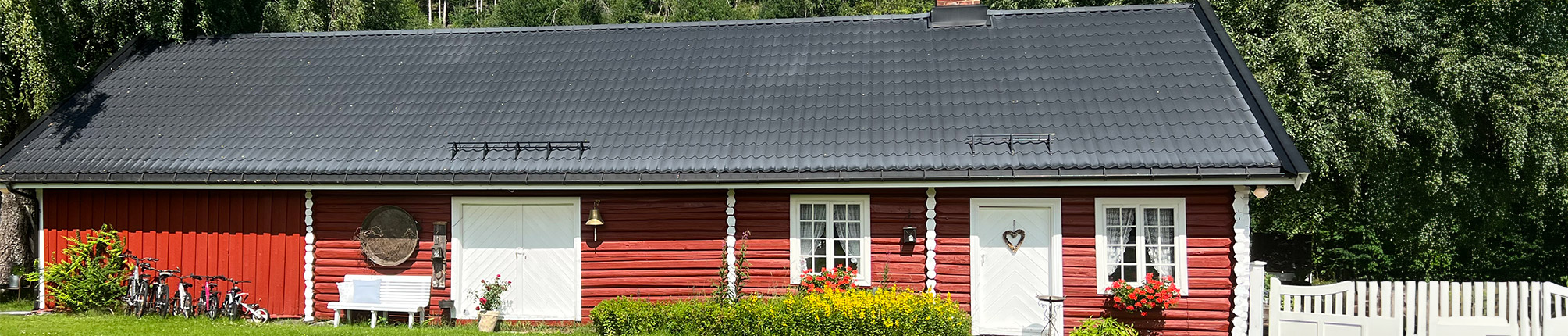 Bilde av Stabburet en sommerdag.